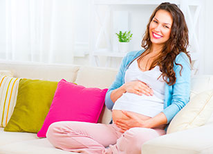 Schwangere Frau auf dem Sofa
